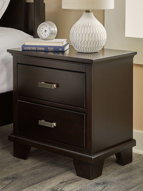  a clean wood grain laminate interior and metal center guides. Metal bar pu