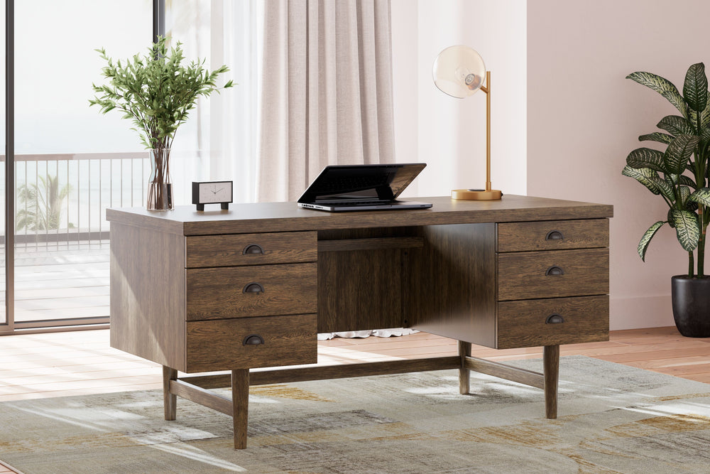 This home office desk expertly blends modern form and function. Its warm brown finish brings an inviting feel to studying or working from home. Handy storage drawers and a discreet spot for files ensure your office is always in order. With its retro-inspi