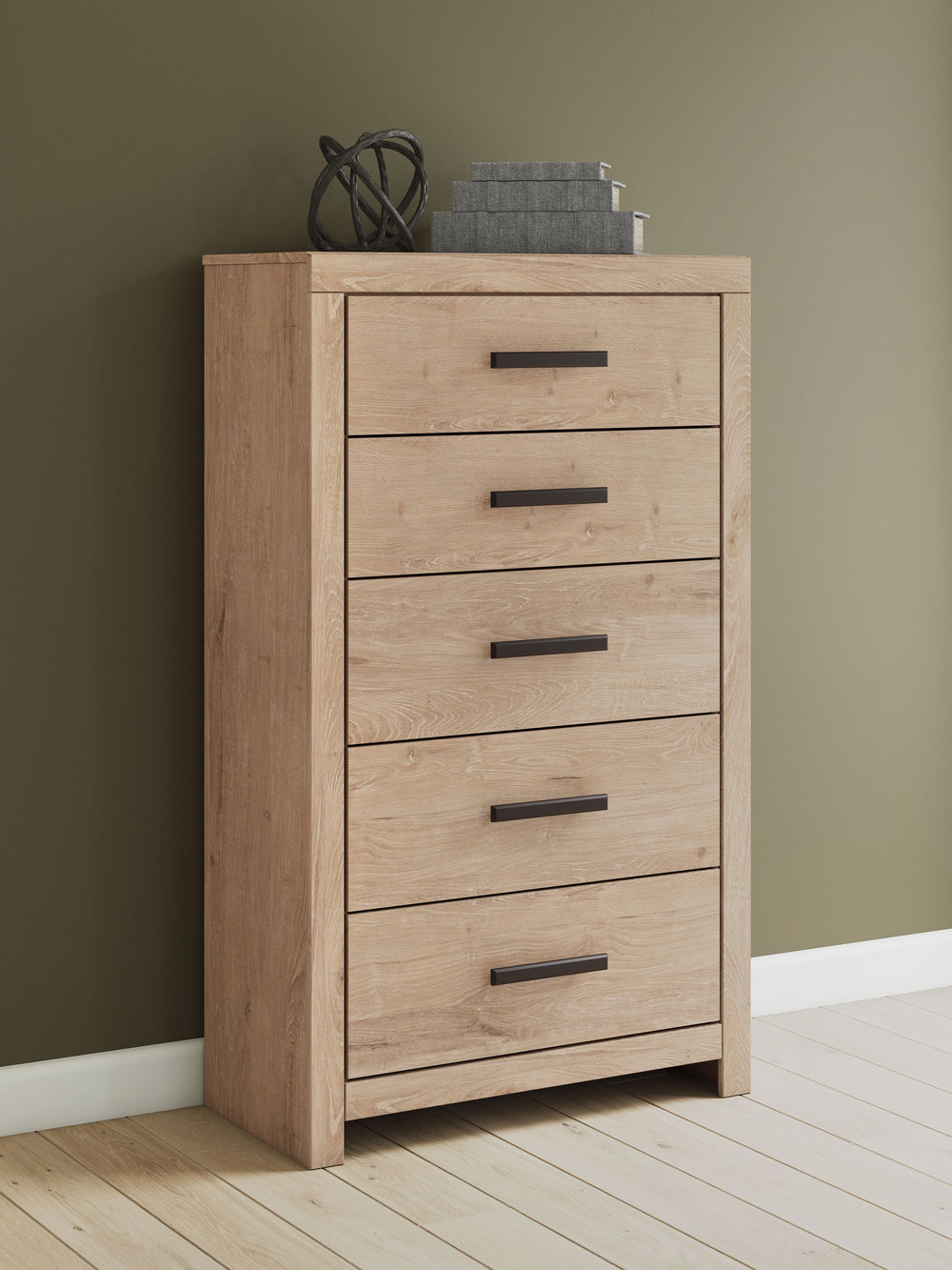 This chest of drawers brings a touch of modern farmhouse charm to your home. Its light oak finish and clean lines have a fresh, airy feel, effortlessly creating an inviting atmosphere for a restful nightâ€™s sleep. Five spacious drawers with large black h