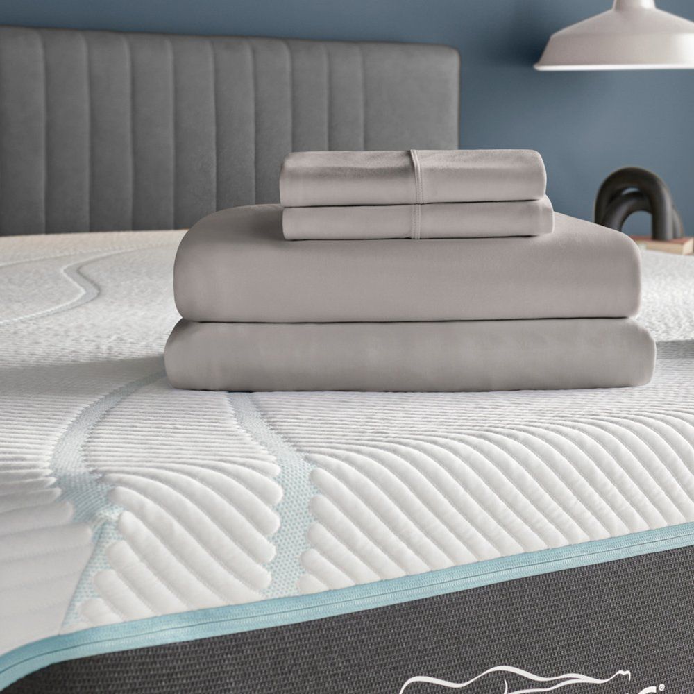 Cool, breathable, head-to-toe comfort. Made with natural TENCEL Lyocell fibers and cooling nylon technology, our knit Breeze° sheets are cool to the touch and perfect for hot sleepers, summer nights, warm climates, and anyone who wants to enjoy the benefi