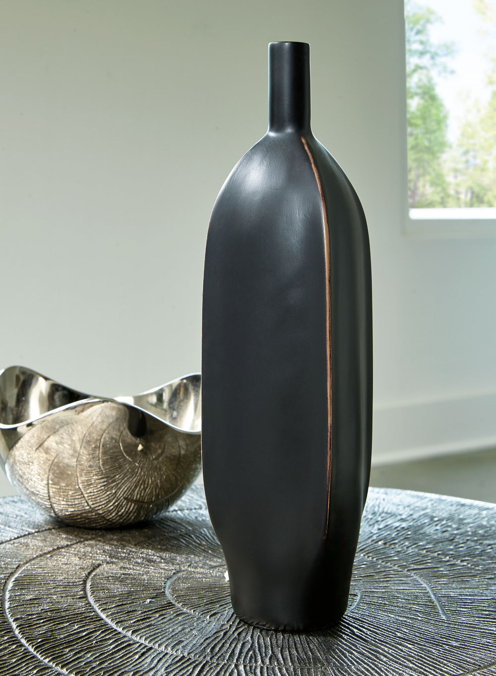 Impress with the simply sleek stylings of this vase. A black finish coats the piece, with a brown rub on the corners acting as a subtly eye-catching design element. What a chic addition to your bookcase, mantel or tabletop.<br/><br/><b>Product Features</b