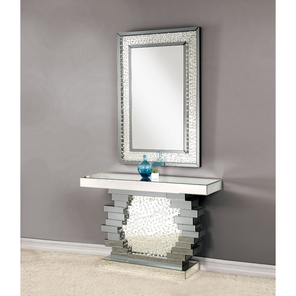The Nysa mirrored console table demonstrates sophisticated, graceful, elegant style with its unique design. While elegantly reflecting its surroundings, this console table combines glamour with modernism. Light is captured and reflected from all angle of 