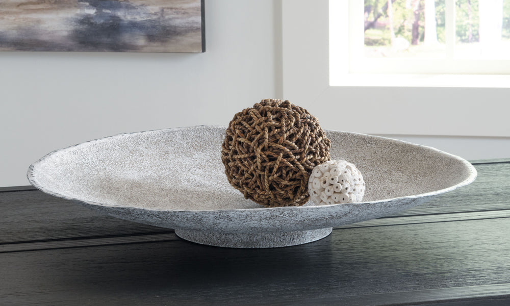 The clean, earthy shape of this metal bowl in an antiqued white finish lends itself to showcasing everything from organic decorative balls to shiny holiday ornaments. Whatever strikes your fancy.<br/><br/><b>Product Features</b><ul><li>Made of metal</li><
