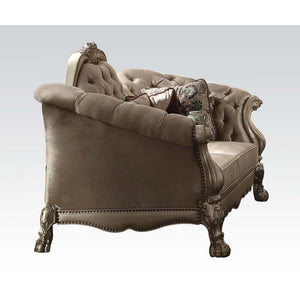 The Dresden sofa collection creates an elegant and traditional design into your living room. Hand-Crafted pieces inspired from the luxurious design of the past, the new Dresden sofa features elaborate ornamental details and a sophisticated style which giv