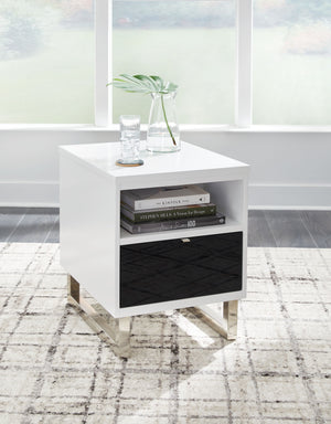  this chairside end table proves opposites really do attract. It-'s the perfect blend of modern style and functionality