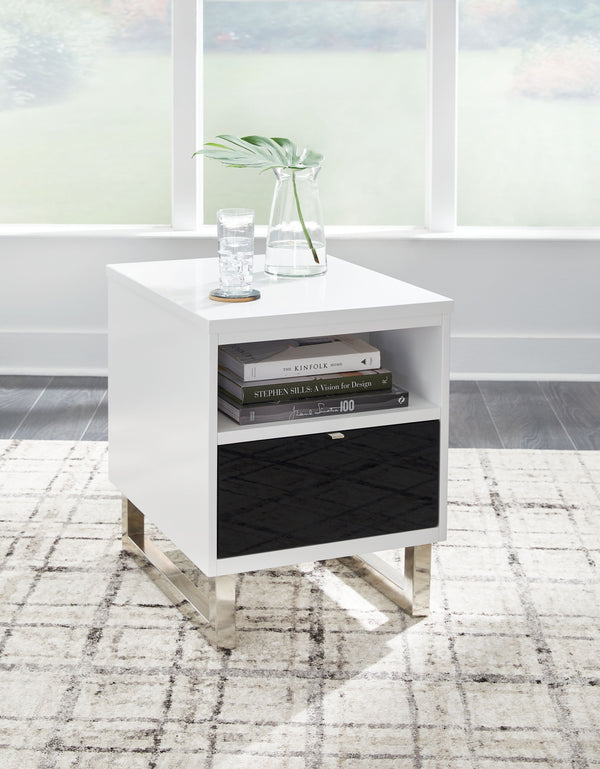  this chairside end table proves opposites really do attract. It-'s the perfect blend of modern style and functionality