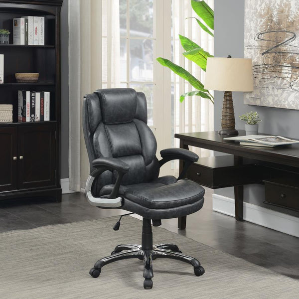  this office chair features plush seating and headrest for working long hours. Wrapped in a supple leatherette
