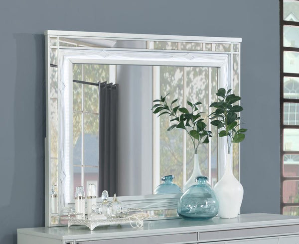  polished look. It comes in a vibrant silve