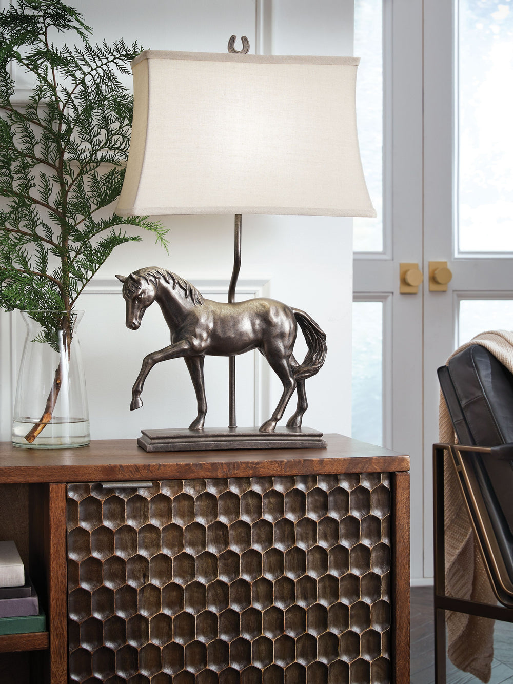 Why settle for standard light fixtures when this table lamp adds so much traditional charm to your space? It beautifully captures the equine form in detail, with an antiqued bronze-tone finish adding to its regal air. Whether it-'s lighting a living area,