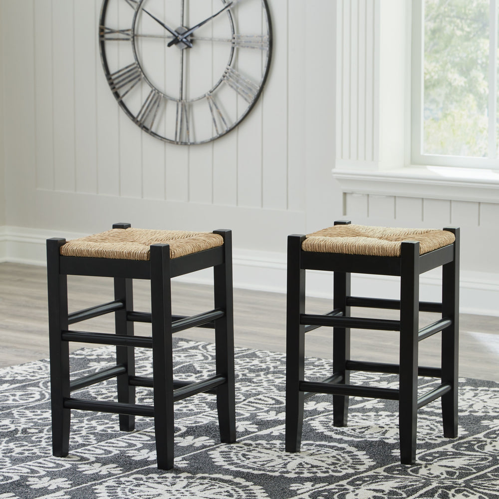 Bring the vintage casual vibe you love to the kitchen with this counter height bar stool. A stylish seating solution in a chic black finish, this charming stool completes your dining space with ease. The woven seagrass seat and wood stretchers create an e
