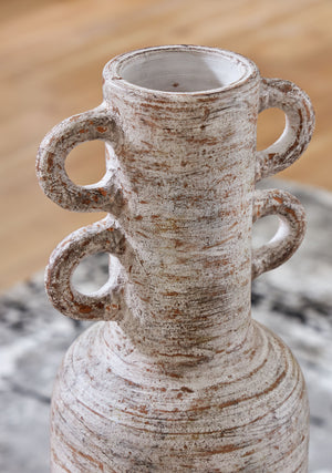  in neutral tones suitable for all seasons. Dress it up with dried or faux florals wh
