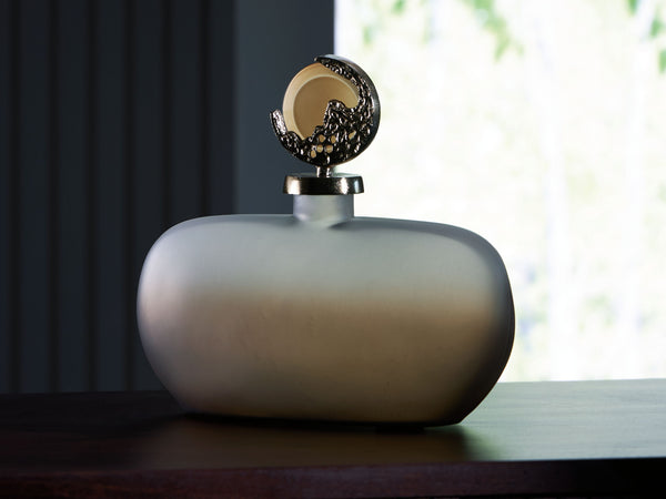  its ombre effect adds visual intrigue to a shelf or mantle. A textured goldtone topper provides an added dose of traditional flair.<br/><br/><b>Product Feature