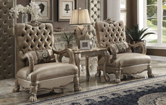 The Dresden sofa collection creates an elegant and traditional design into your living room. Hand-Crafted pieces inspired from the luxurious design of the past, the new Dresden sofa features elaborate ornamental details and a sophisticated style which giv