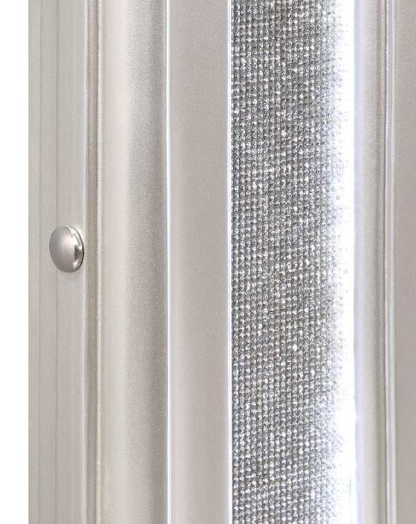  offering curvaceous sweeping lines. The silver oak finished molded frame offers an eye-catching dimension that lends a stately presence whe
