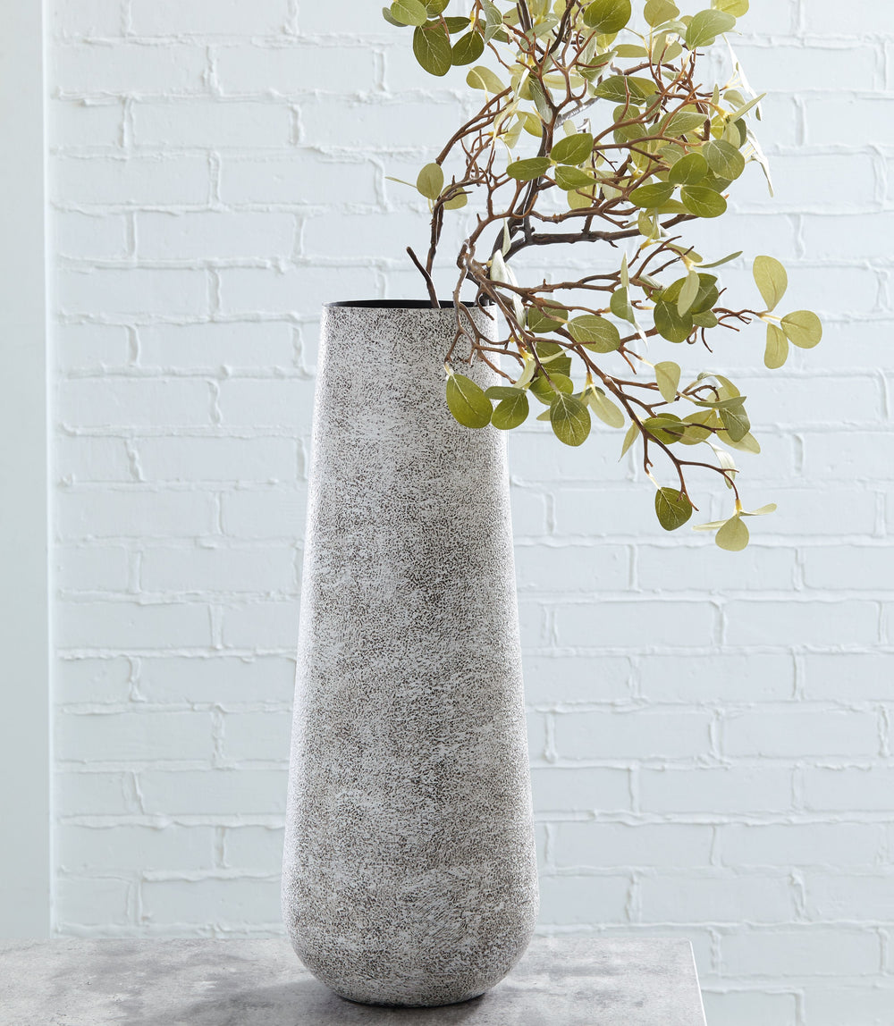 For those with an artful eye and a love of casual elegance, this metal vase is a beauty to behold. A cylindrical silhouette makes this striking home accent all the more alluring.<br/><br/><b>Product Features</b><ul><li>Made of metal</li><li>Antiqued white