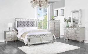  Silver & Mirrored Finish