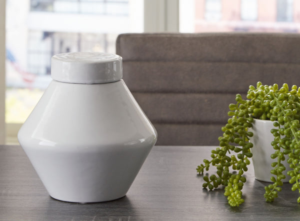  this set is the embodiment of sleek style.<br/><br/><b>Product Features</b><ul><li>Made of ceramic</li><li>White glazed finish</li><li>Remo