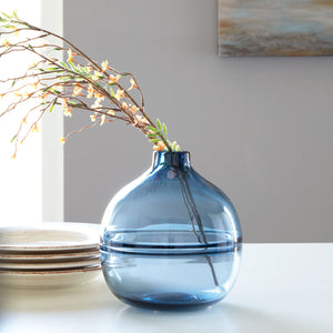  use this vase to punctuate the end of a mantel. Or