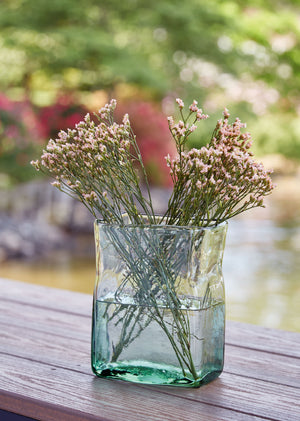 provides a sturdy foundation for a full bouquet of your favorite long-stemmed blooms. With a fluted wide opening