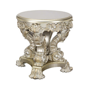 Traditional style that never goes out of fashion, the Sorina coffee table is a great addition to your living room. The silver and gold finishes complement each other flawlessly. This coffee table showcases elaborate carvings on the table base to recreate 