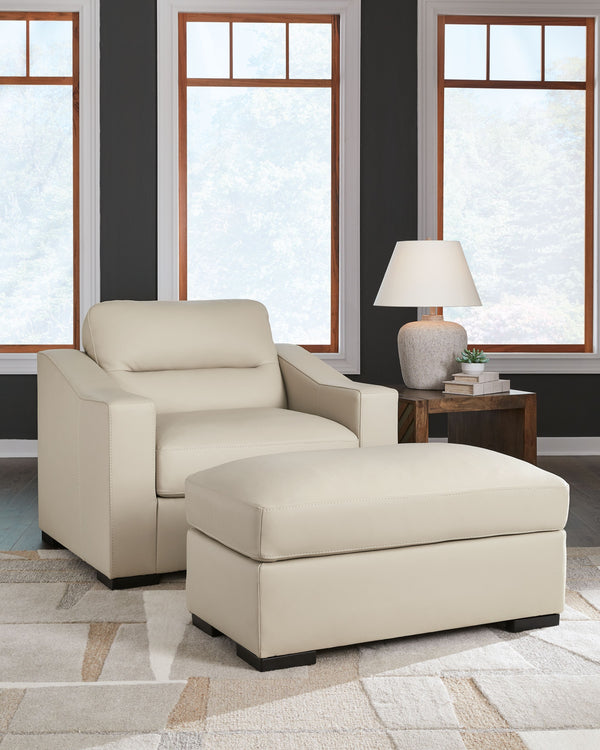 This living room package caters to your fashionable and relaxed lifestyle. Soft to the touch, its combination leather and faux leather upholstery offers affordable luxury. The striking package is tailored to perfection with clean, refined lines that eleva