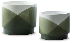 Looking for simple and contemporary planters? These glazed ceramic pieces are the perfect choice. Inspired by current trends, this planter set is designed to accommodate a variety of flowers or foliage. Ceramic is a tried-and-true material with a fresh mo