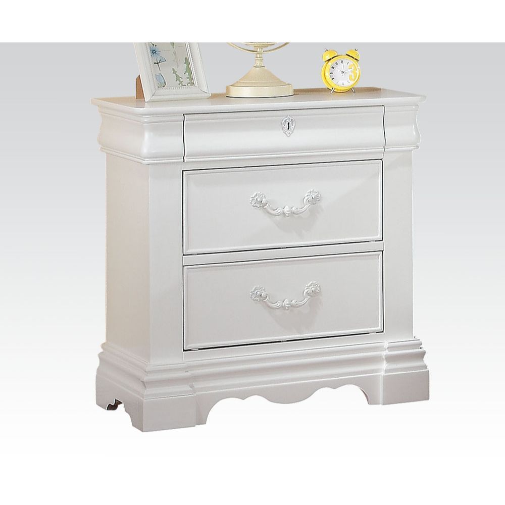 3 Drw, Hidden Top Drawer w/Faux Key Decor Drawer: GLIDE Center Metal (Kenlin), DT French Front & English Back, Felt-Lined Top Drawer<br/><br/><b>Product Features</b><ul><li>3 Drw (Hidden Drawer)</li><li>Casegood Drawer: GLIDE Undermount Center Metal, Dove