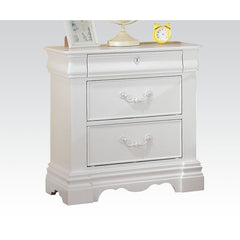 3 Drw, Hidden Top Drawer w/Faux Key Decor Drawer: GLIDE Center Metal (Kenlin), DT French Front & English Back, Felt-Lined Top Drawer<br/><br/><b>Product Features</b><ul><li>3 Drw (Hidden Drawer)</li><li>Casegood Drawer: GLIDE Undermount Center Metal, Dove