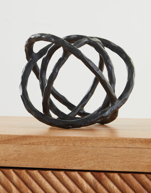  bookshelf or mantel.<br/><br/><b>Product Features</b><ul><li>Made of cast aluminum</li><li>Black finish</li></ul><