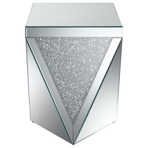  diamond-shaped design with triangular panels of eye-catching