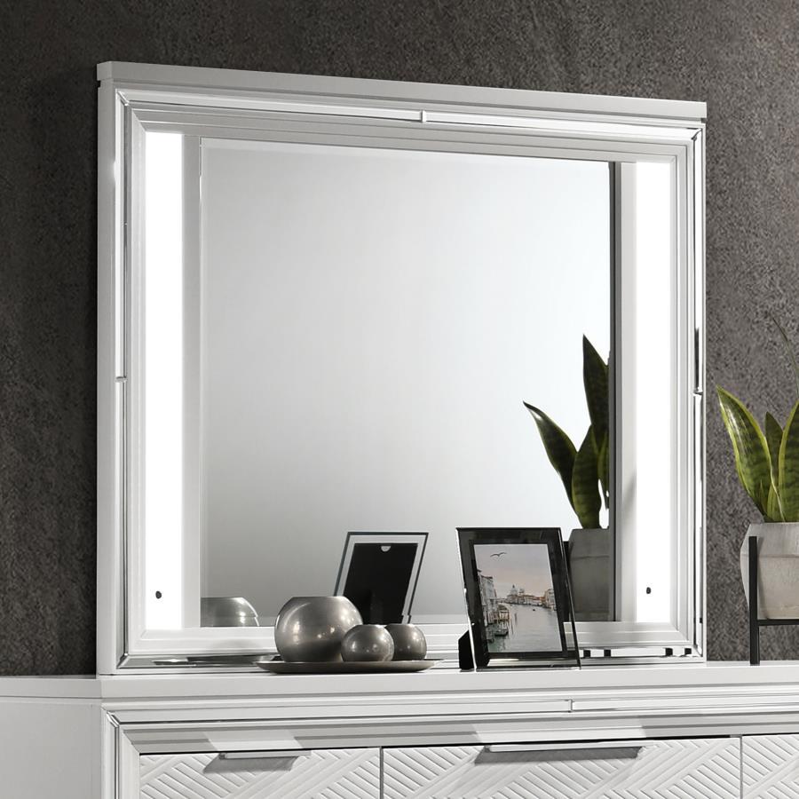 Complete your dresser with this elegant mirror, designed to enhance the overall look of your bedroom. The white finish and mirror framing perfectly complement the modern Italian design of the dresser. Featuring a touch LED light, this mirror adds a touch 