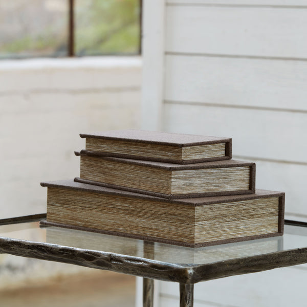  this set adds a touch of casual elegance to your decor.<br><br><b>Addit
