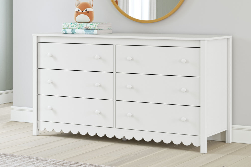 Thanks to its playful scalloped design, this dresser is the perfect fit for cottage or coastal farmhouse interiors. The matte white finish serves as the perfect backdrop to showcase your personal taste and creativity. And its spacious drawers let you say 
