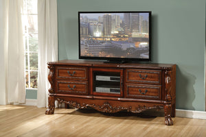 The Dresden collection creates an elegant and traditional design into your living room. Hand-Crafted pieces inspired from the luxurious design of the past, the featuring elaborate ornamental details and a sophisticated style which give your living space a