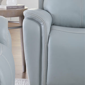  and smooth power recline that allows you to relax with ease.