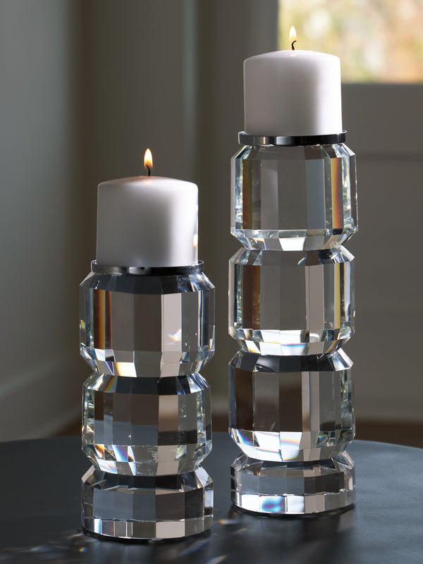  this candle holder set shines with a sophisticated sensibility. It-'s perfect for your contemporary design tastes.<br><br><b>Additional Dimensions</b><br><ul><li>Candle holder-la