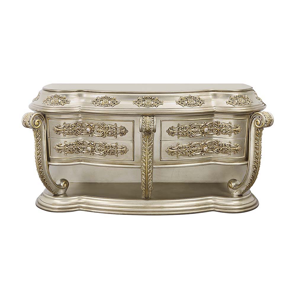 Bigger is always better, the Danae dining table is a true testament to that. Boasting immaculate details on the base and legs that are fit for royalty. This grand piece is sure to leave a lasting impression on everyone that feasts their eyes on it. The Ch