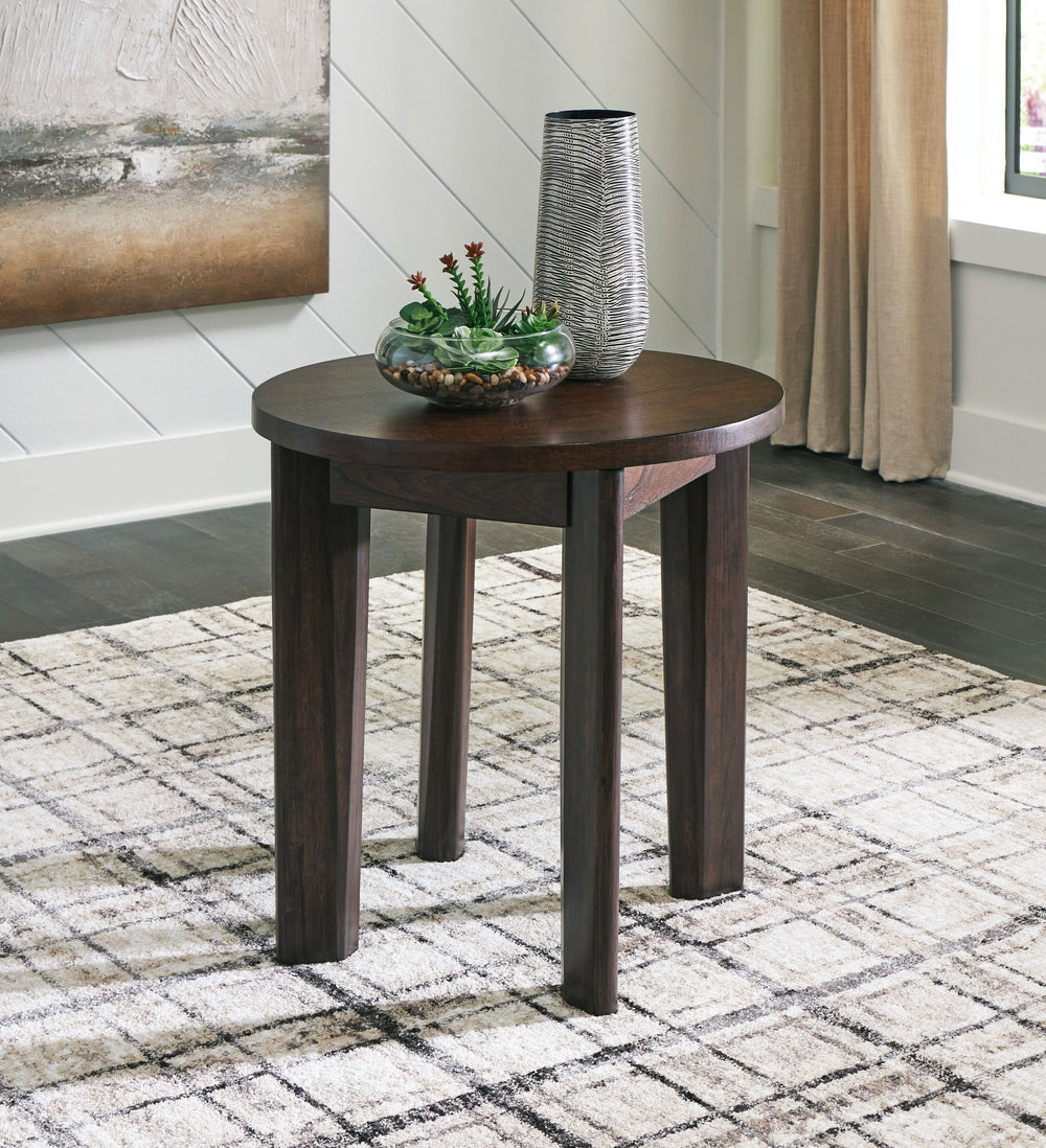 It-'s hard to say what-'s most striking about this round end table. Is it the rich warm brown finish or the thick tapered legs? Either way, the table-'s clean, contemporary aesthetic is perfect for your casual lifestyle. It would look perfect right next t
