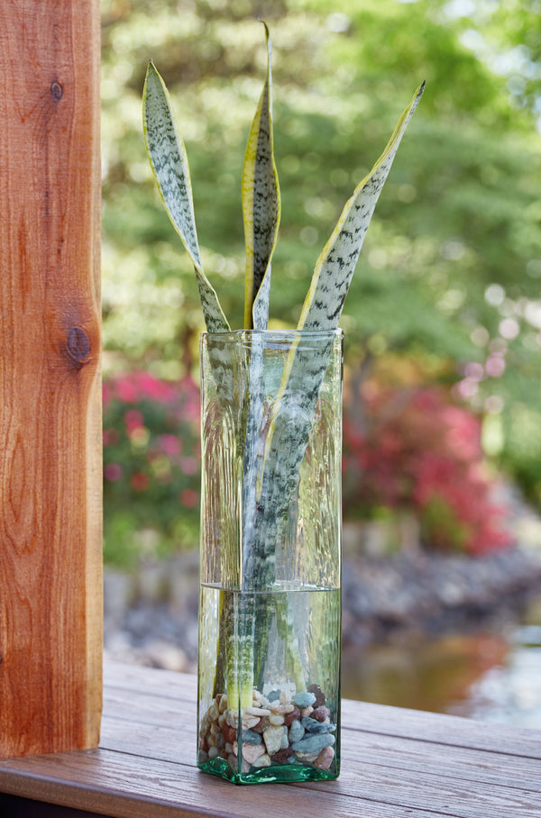 provides a sturdy foundation for a full bouquet of your favorite long-stemmed blooms. With a fluted wide opening