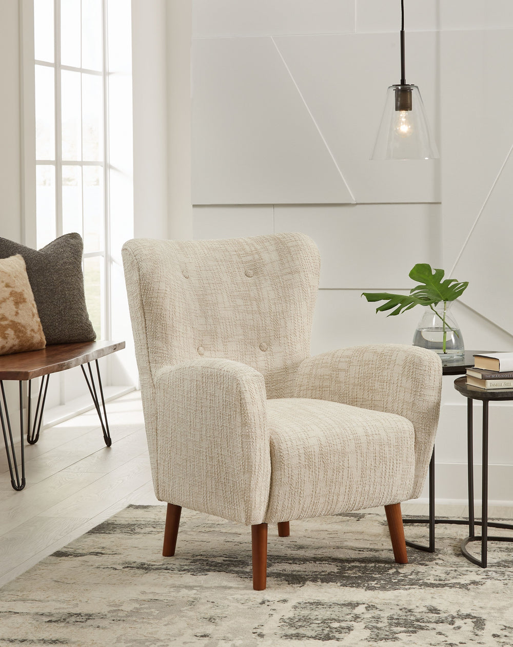 This accent chair makes everyday lounging refreshingly low-maintenance. Handle spills with ease thanks to washable performance fabric. This chair delivers form and function all in one, keeping messes manageable so you donâ€™t have to.<br><br><b>Additional