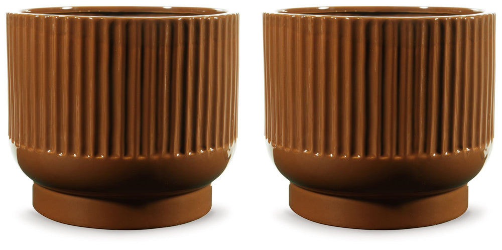This ceramic vase makes a relaxed style statement. Its casual design and earthy burnt umber glaze complement your laid-back sensibilities. Delightfully simple and simply delightful, this vase subtly wows on its own or when filled with your favorite flower