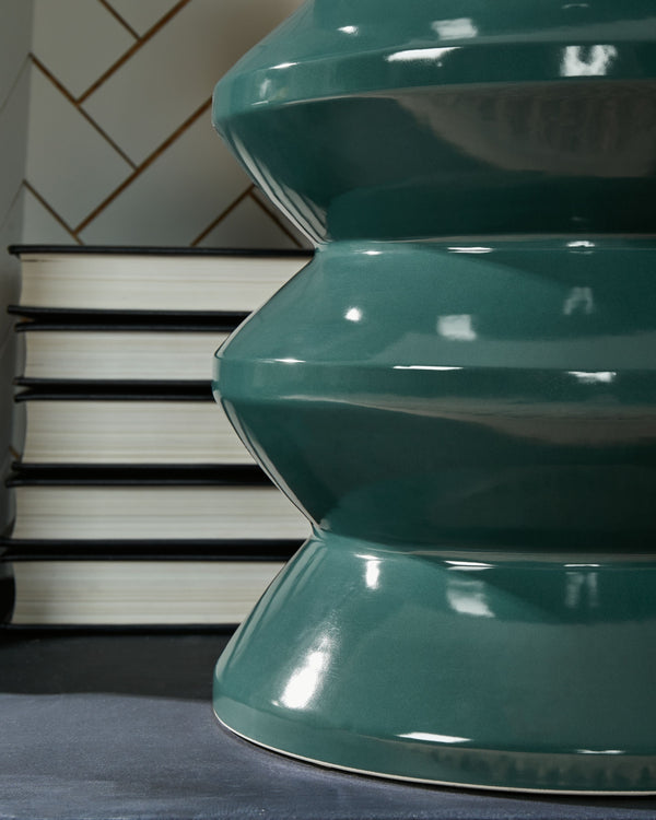  decor or your beverage of choice in simply stunning style. This versatile piece is indoor-outdoor safe.<b