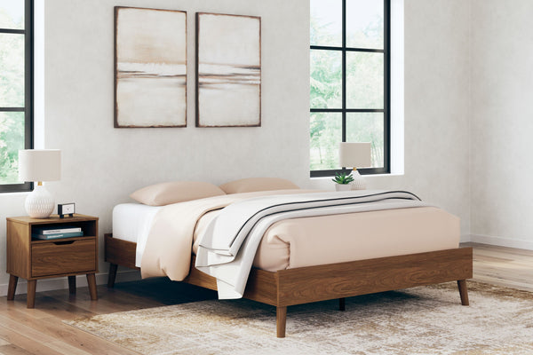 What do you get when you mix a minimalist profile with a warm finish? With sleek simplicity and a rich auburn hue, this queen platform bed delivers cool, contemporary style with a nod to mid-century modern design. Plus thereâ€™s no box spring or foundatio