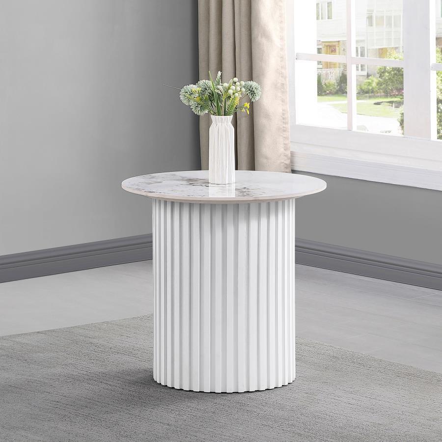 This round end table features a sophisticated sintered stone top with natural veining for a modern and luxurious touch. The sturdy metal base, with its fluted design and white powder-coated finish, delivers both stability and sleek aesthetics. Compact yet