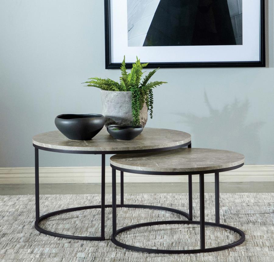This nesting coffee table set offers a practical design, ideal for spaces that require versatility. Featuring two round tables with engineered wood tops and a grey faux marble finish, it complements modern and minimalist interiors. The durable metal frame