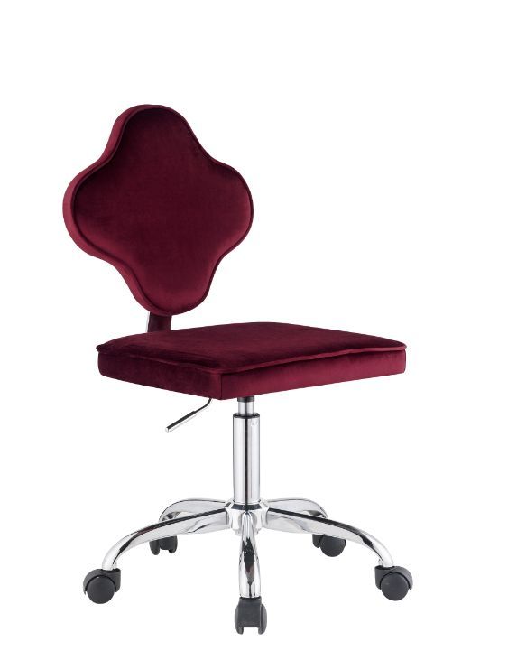 With a clover leaf shaped back that achieve visual balance and aesthetics, the office chair features a traditional geometric design in a modern way. The upholstered seat and back cushions in red velvet invite you to indulge in a warm and relaxed vibe. 5-s