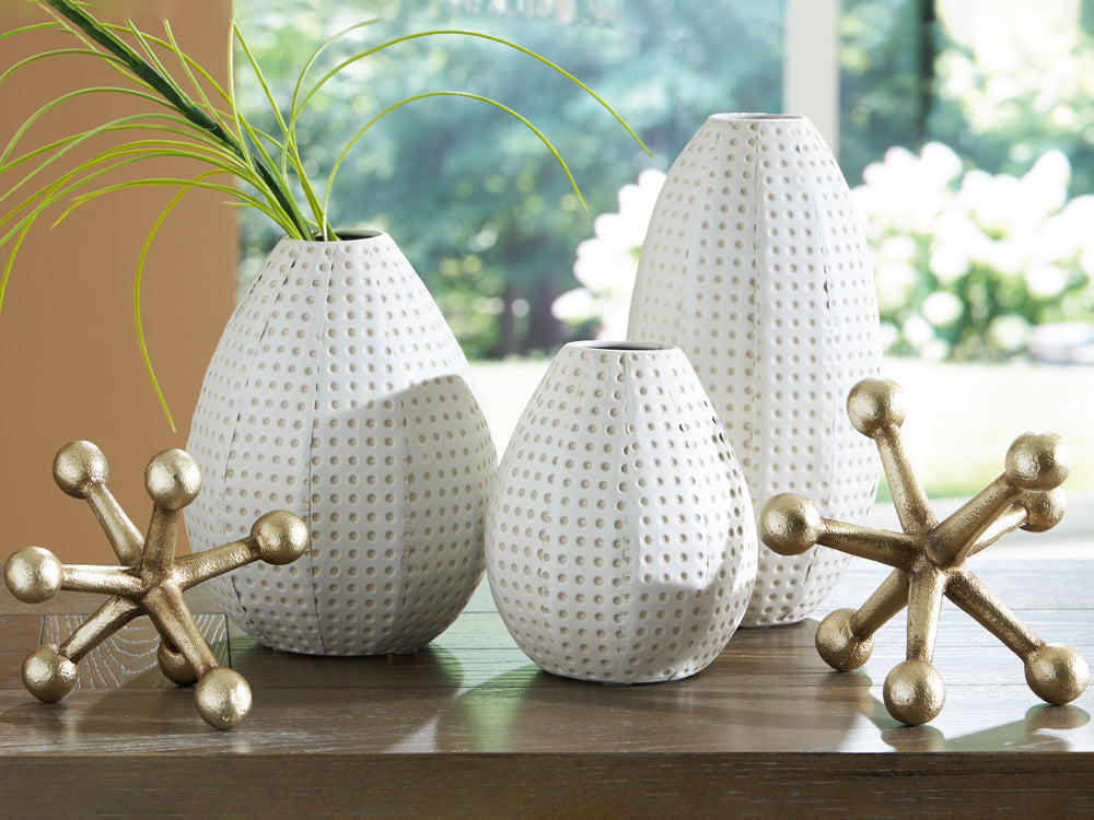 Celebrate fresh, contemporary design with this accessory collection. The sculptures and vases take the classic color combination of white and goldtone and bring it to the present with decidedly modern silhouettes. With pieces in a variety of sizes, this s