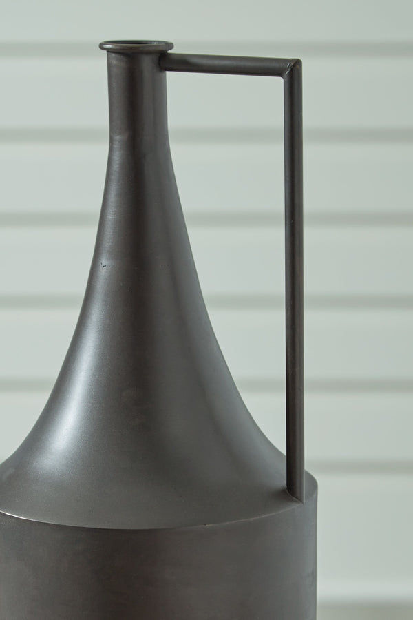  this piece plays well in spaces ranging from casual to contemporary.