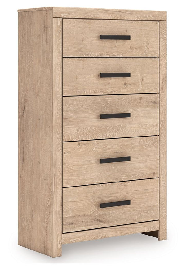 This chest of drawers brings a touch of modern farmhouse charm to your home. Its light oak finish and clean lines have a fresh, airy feel, effortlessly creating an inviting atmosphere for a restful nightâ€™s sleep. Five spacious drawers with large black h