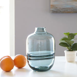  use this vase to punctuate the end of a mantel. Or